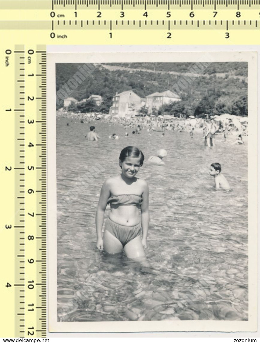 REAL PHOTO  Kid Girl On Beach Scene Fillettes Sur Plage PHOTO SNAPSHOT - Personnes Anonymes