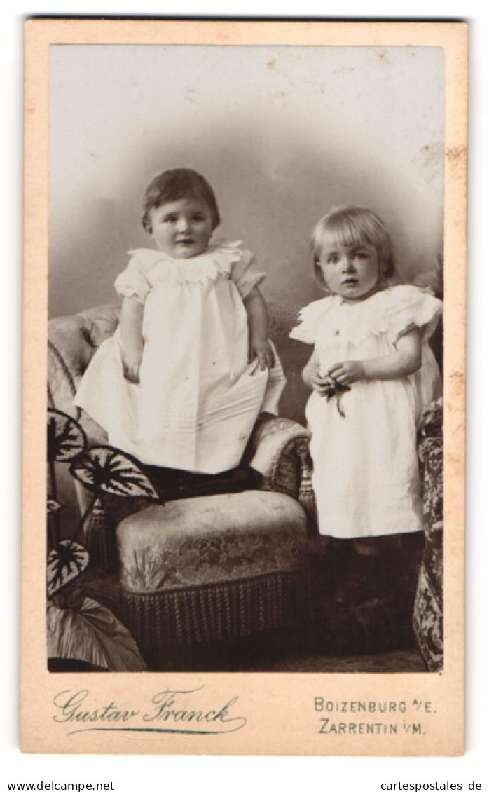 Fotografie Gustav Franck, Boizenburg A. E., Grete Und Willy In Weissen Kleidchen  - Anonyme Personen