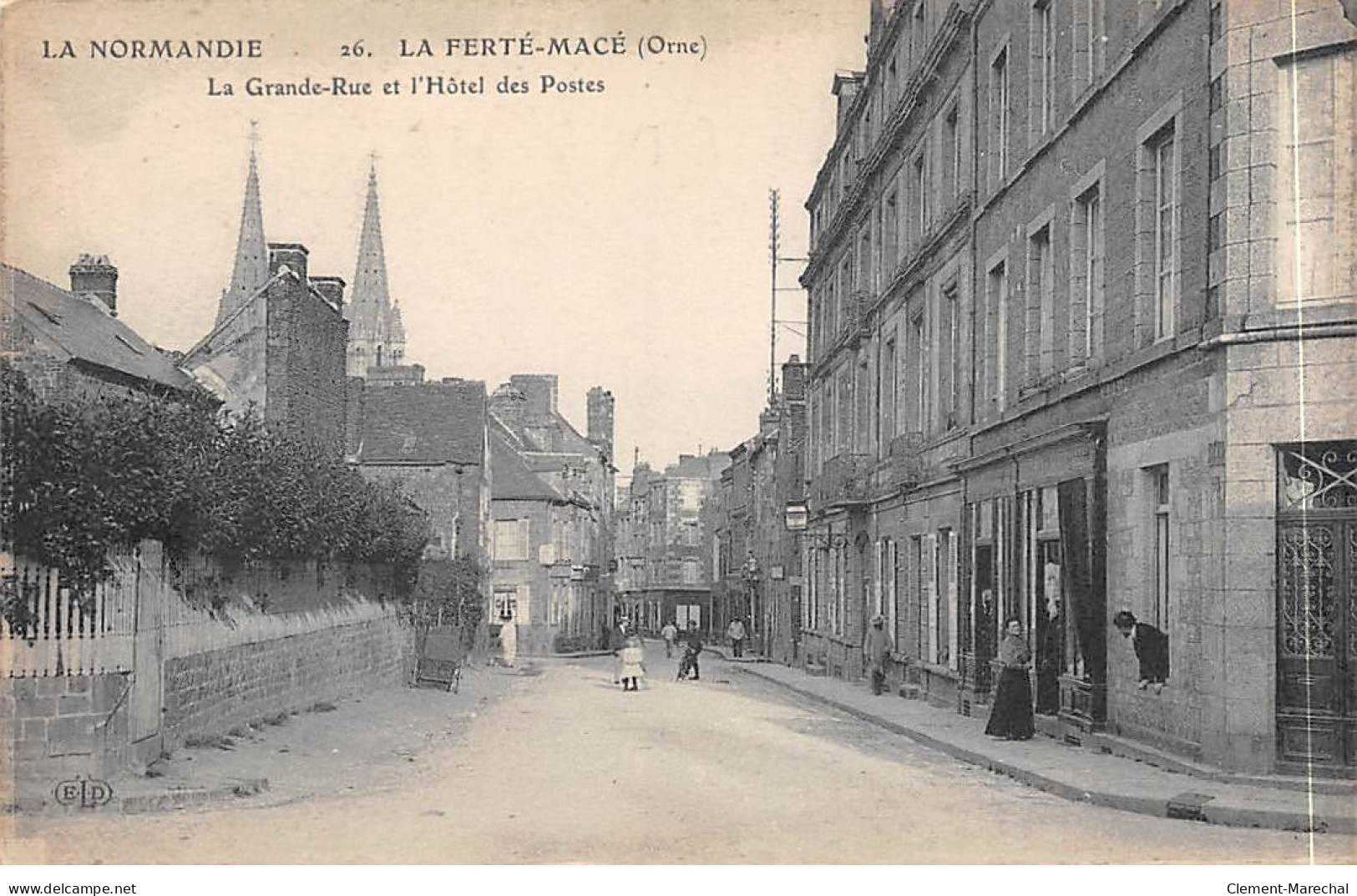 LA FERTE MACE - La Grande Rue Et L'Hôtel Des Postes - Très Bon état - La Ferte Mace