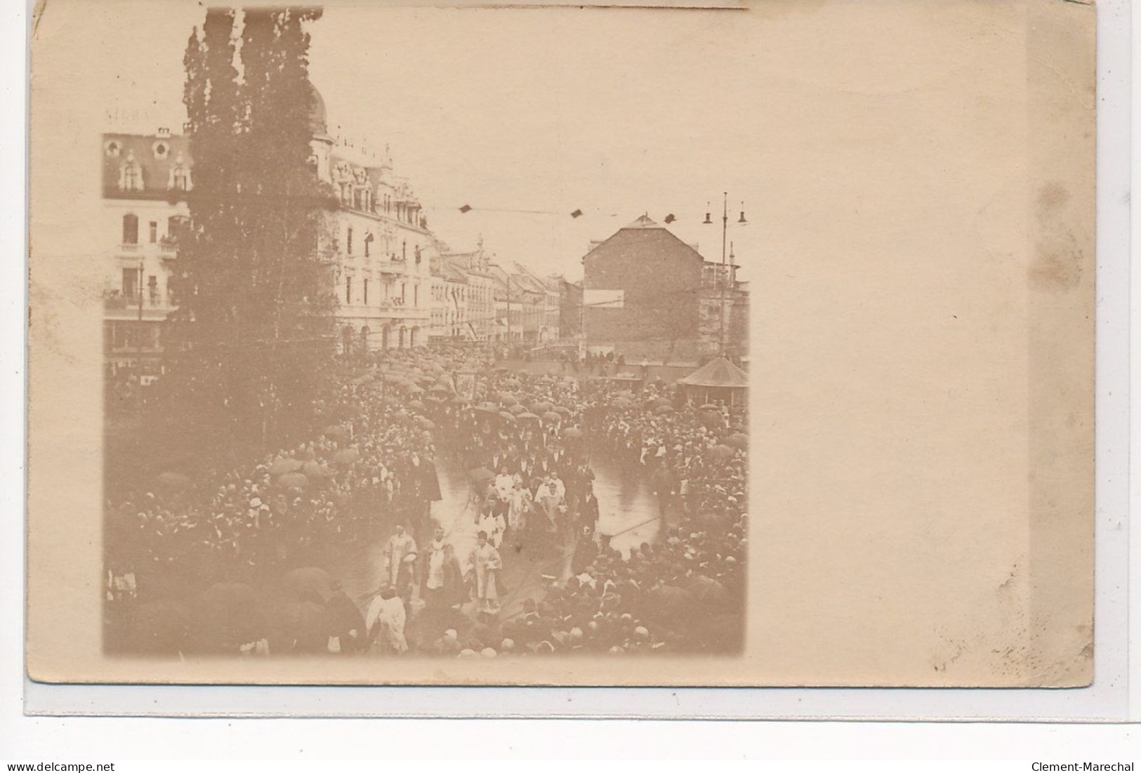 CARTE PHOTO A LOCALISER : Procession Religieuse - Tres Bon Etat - Fotos