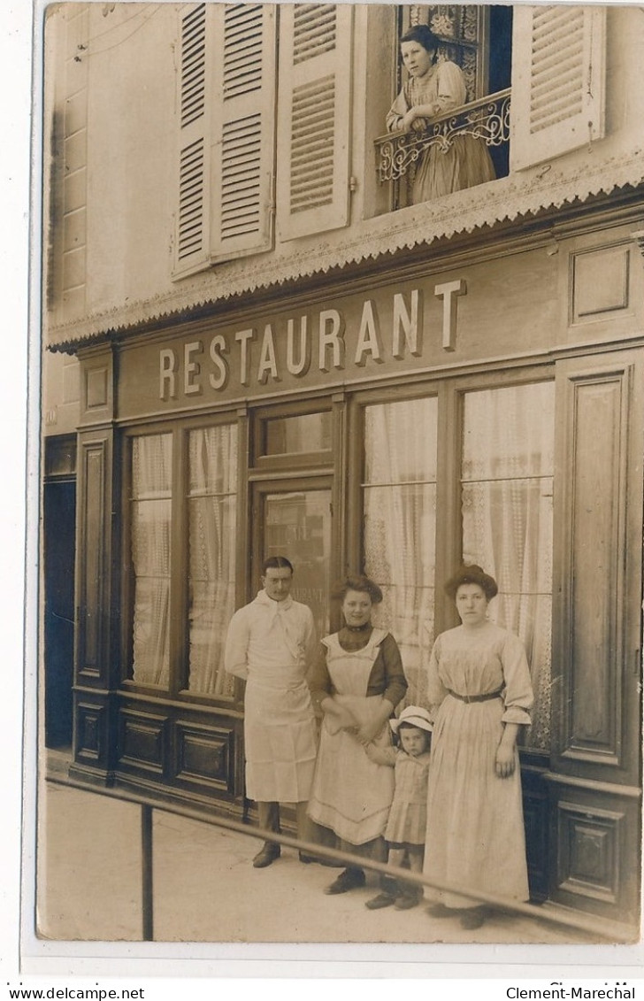 CARTE PHOTO A LOCALISER : Paris(?) Restaurant, Café, Personnages - Etat - Foto's