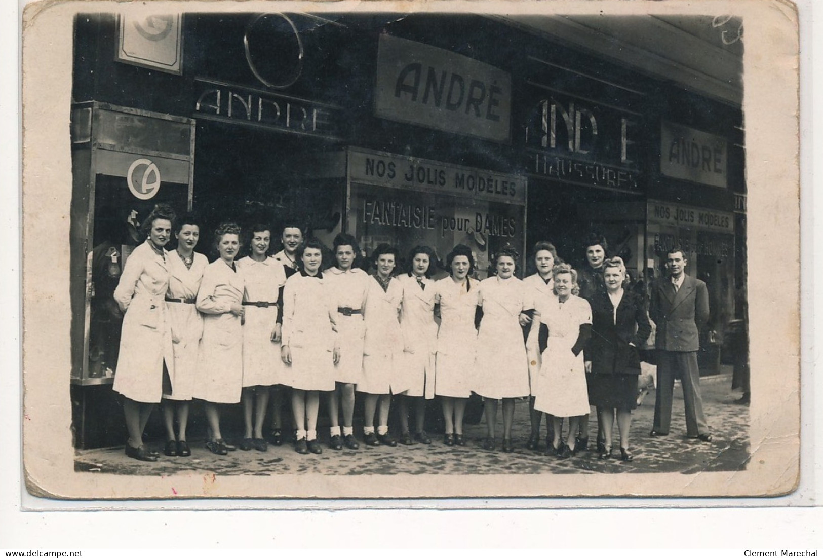 CARTE PHOTO A LOCALISER : Paris(?)andré, Nos Jolis Modeles, Fantaisie Pour Dames - Etat - Fotos