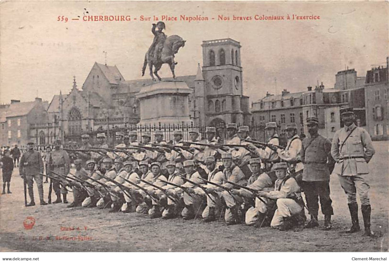 CHERBOURG - Sur La Place Napoléon - Nos Braves Coloniaux à L'exercice - Très Bon état - Cherbourg