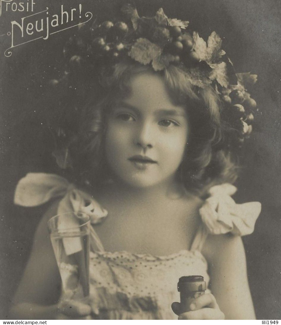 CPA 1910  Fillette élégante Aux Cheveux Bouclés  Bouteille  De  Champagne  - Pretty  Little  Girl - Portraits