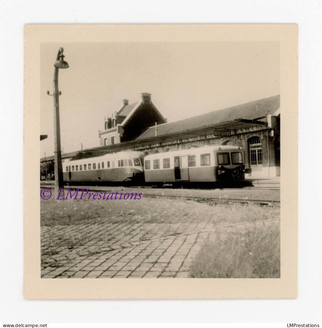 Photo Autorail SNCF ABJ Renault Et Petite Remorque Unifiée Gare Guise Aisne 02 Hauts Nord France Locomotive Train Ville - Trains