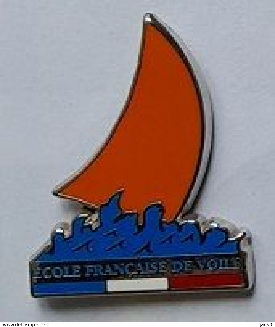 Pin' S  Bateu, Voilier, ECOLE  FRANÇAISE  DE  VOILE, Cartouche  Tricolore  Signé  DECAT - Bateaux