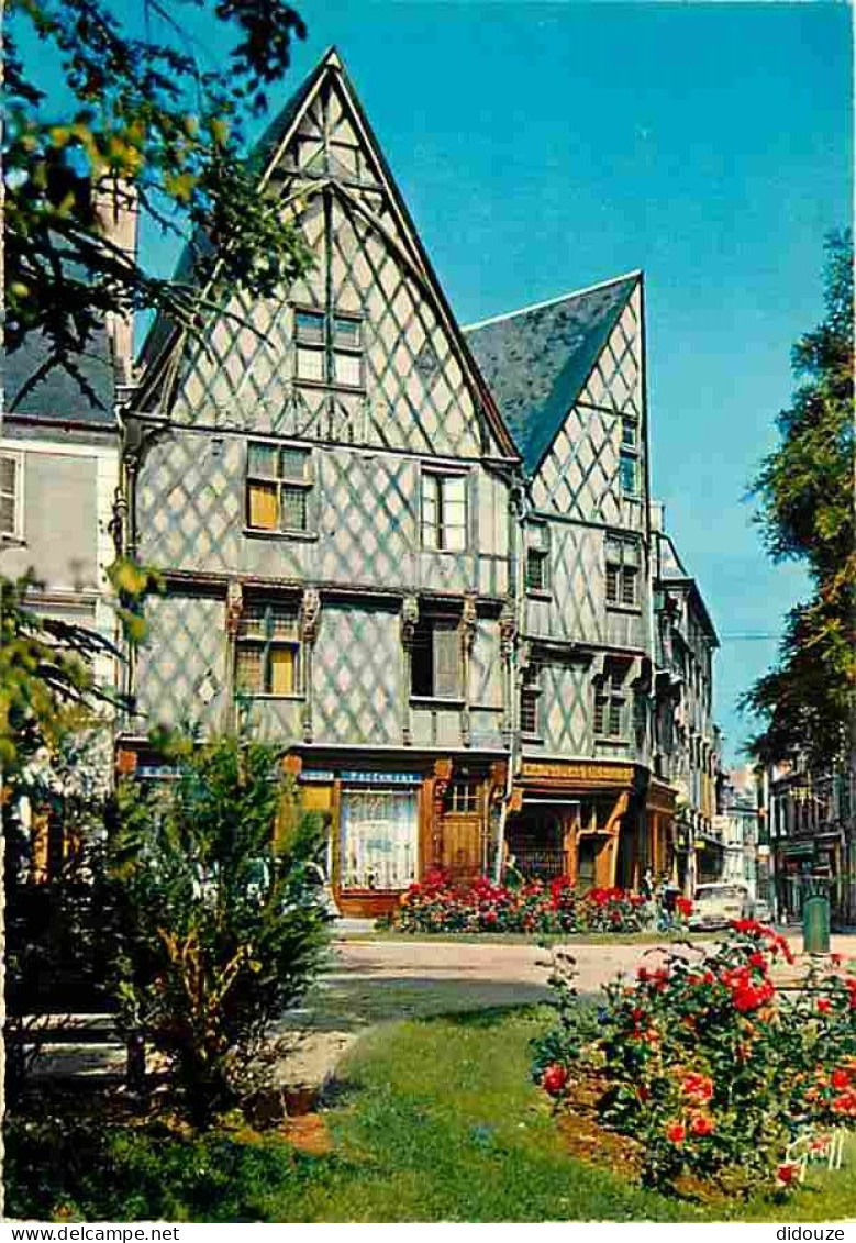 18 - Bourges - Vieilles Maisons Place Gordaine - Fleurs - Automobiles - CPM - Voir Scans Recto-Verso - Bourges