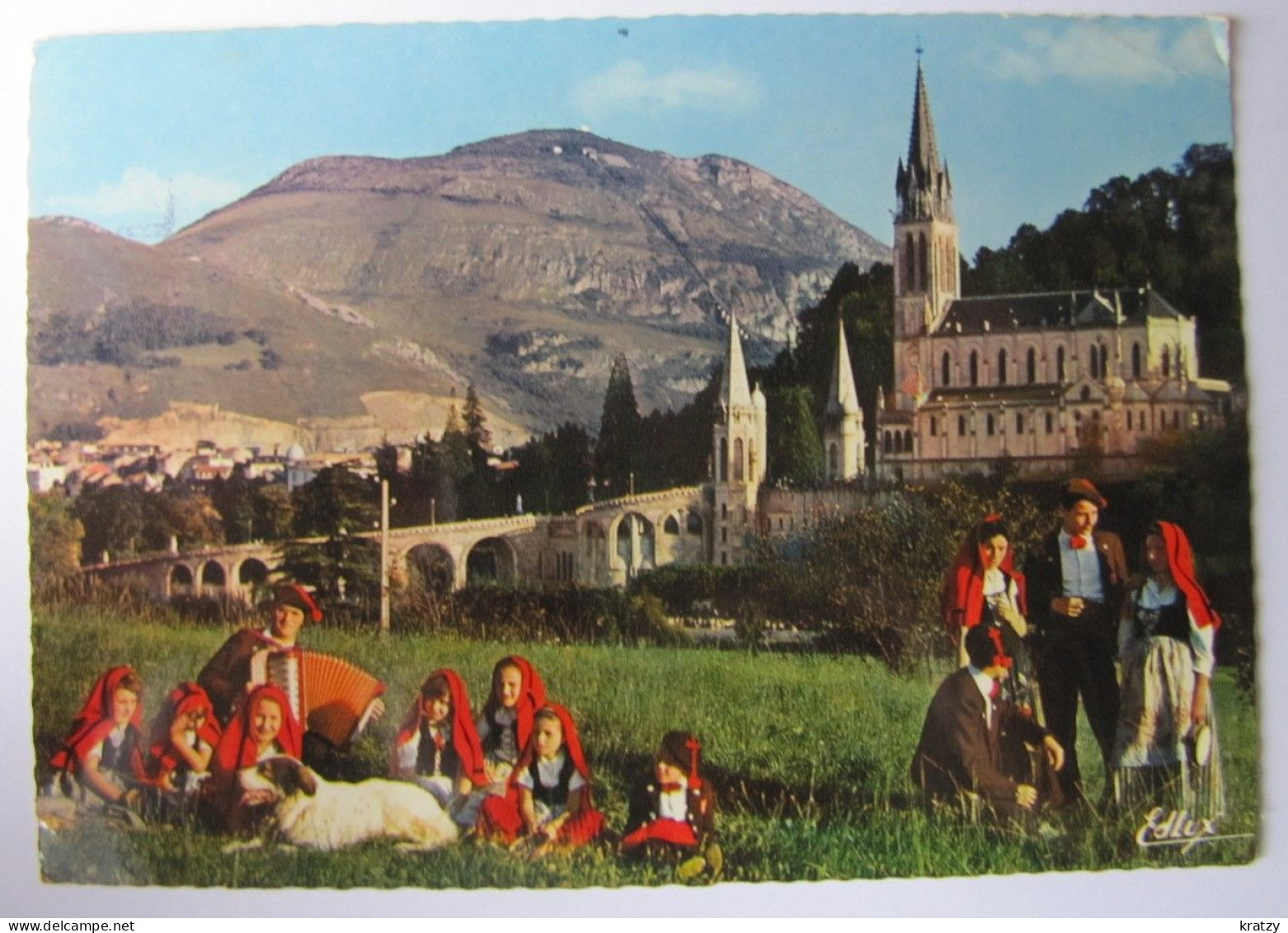 FRANCE - HAUTES PYRENEES - LOURDES - La Basilique Et Folklore - Lourdes