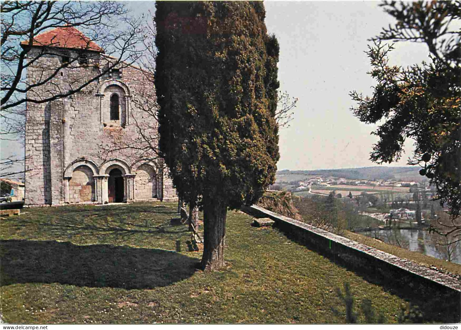 16 - Touvre - L'église Romane Dominant Les Sources - CPM - Voir Scans Recto-Verso - Other & Unclassified