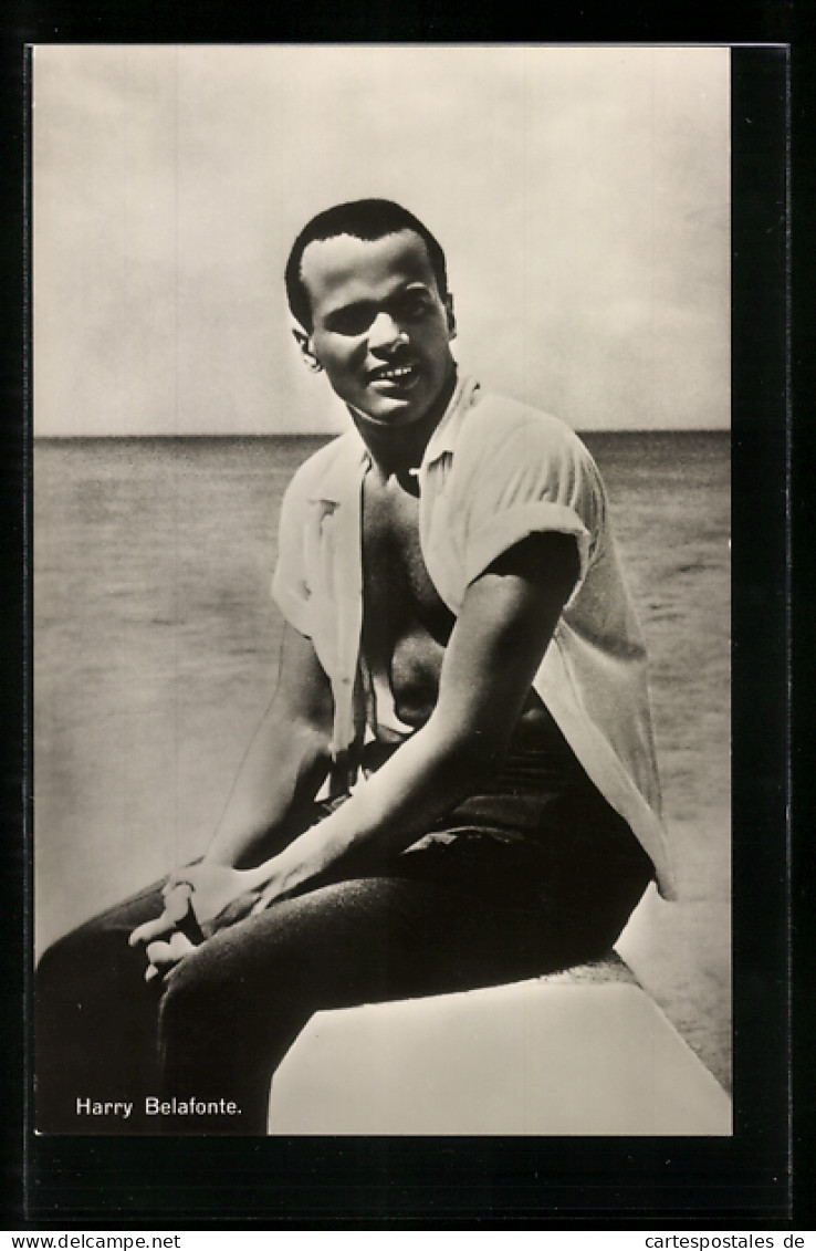 AK Musiker Harry Belafonte Im Offenen Hemd Am Meer  - Musique Et Musiciens