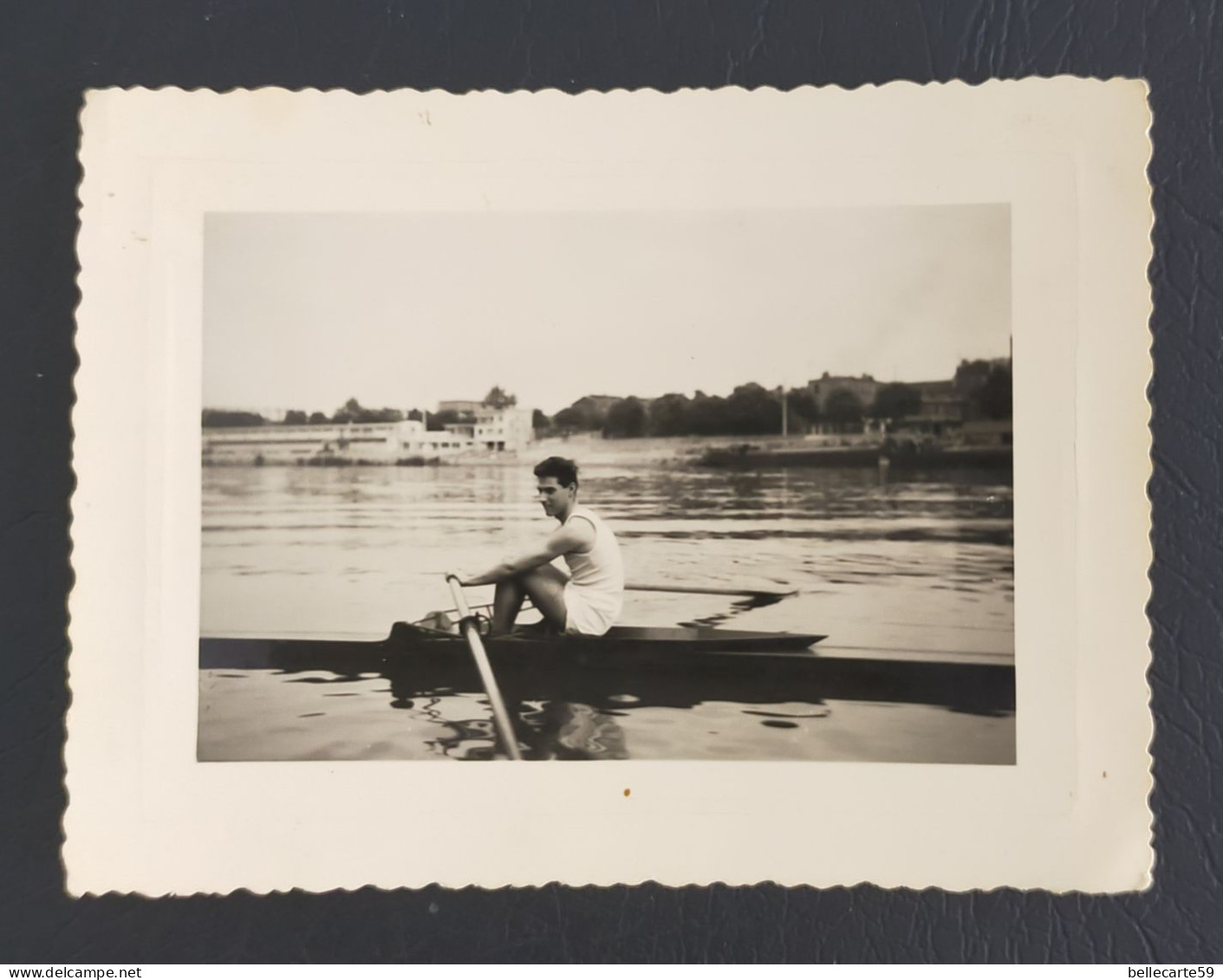 Photo Ancienne Jeune Homme En Short Aviron Départ Pour L'entraînement 1956 - Sports