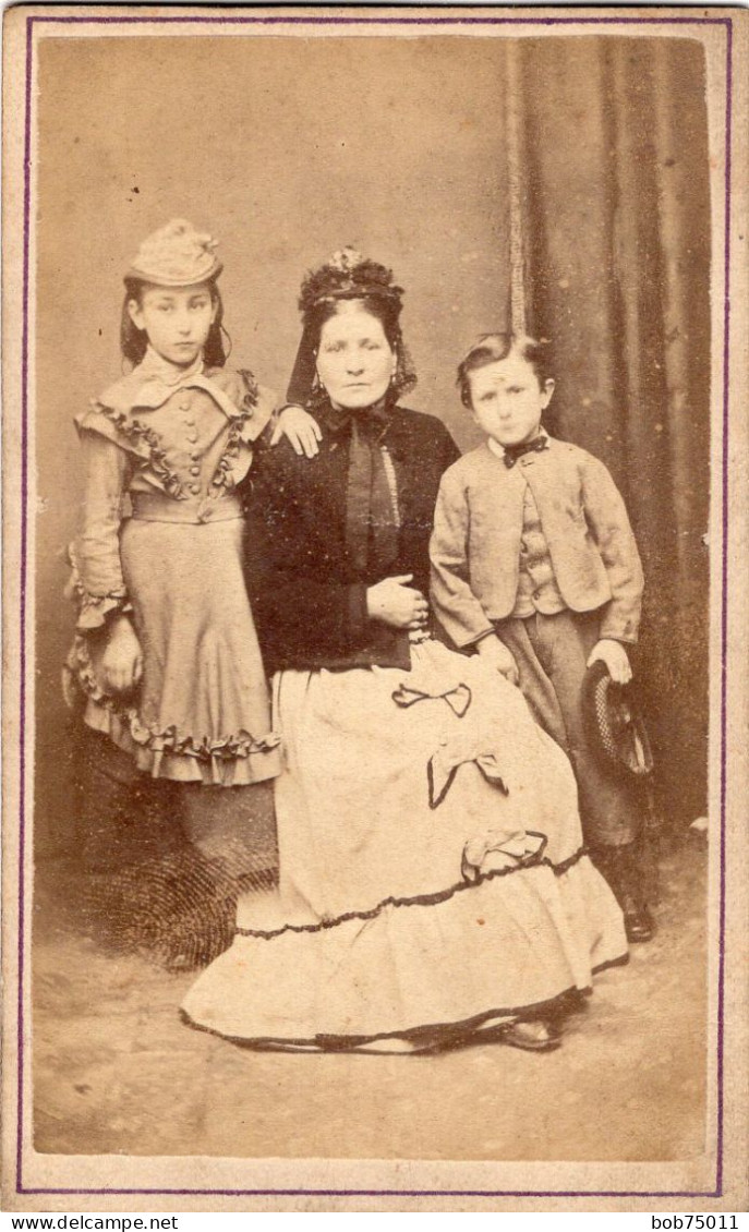 Photo CDV D'une Femme  élégante Avec Ces Deux Enfants Posant Dans Un Studio Photo A  Londre - Anciennes (Av. 1900)