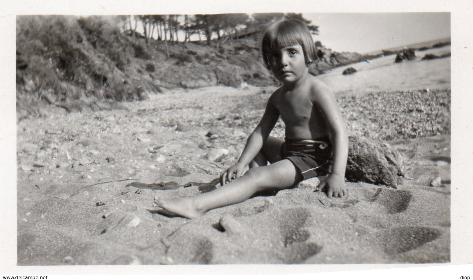 Photographie Vintage Photo Snapshot Plage Beach Maillot Bain Enfant Sable - Anonyme Personen