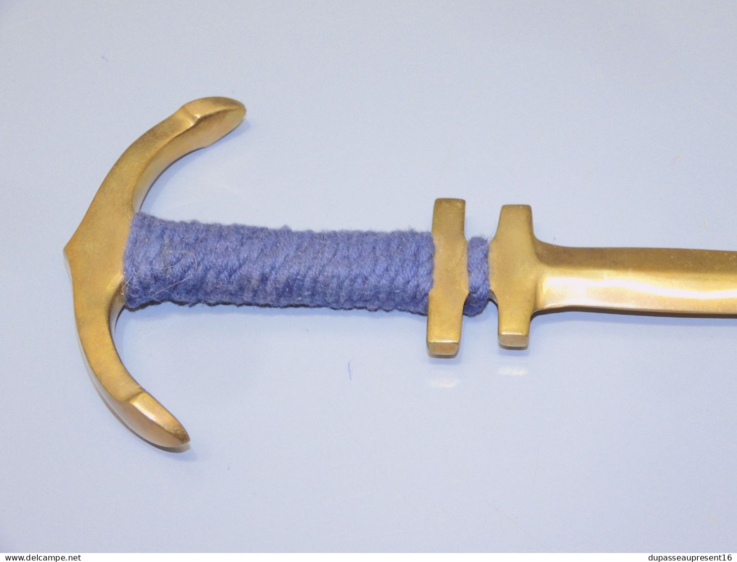 -ANCIEN OUVRE LETTRES Forme ANCRE De MARINE BRONZE Cordelette Bleue Vitrine      E - Apri Lettere