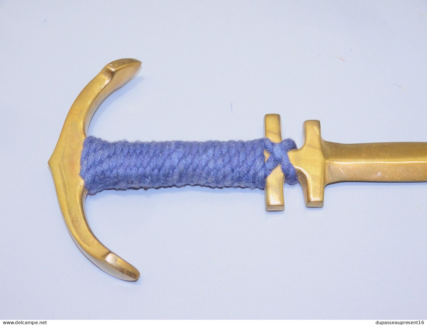 -ANCIEN OUVRE LETTRES Forme ANCRE De MARINE BRONZE Cordelette Bleue Vitrine      E - Apri Lettere