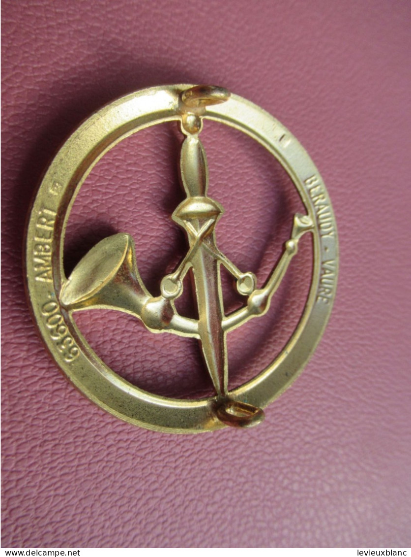 Insigne De Béret Militaire Ancien  / Poste Aux Armées /AMBERT / Mi-XXéme Béraudy-Vaure      IB65 - Medical Services