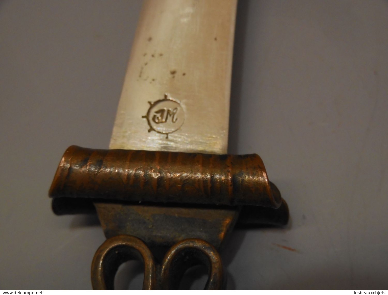 -ANCIEN OUVRE LETTRES BRUTALISTE? MANCHE & LAITON PERLE AMBRE Lame marquée JM    E