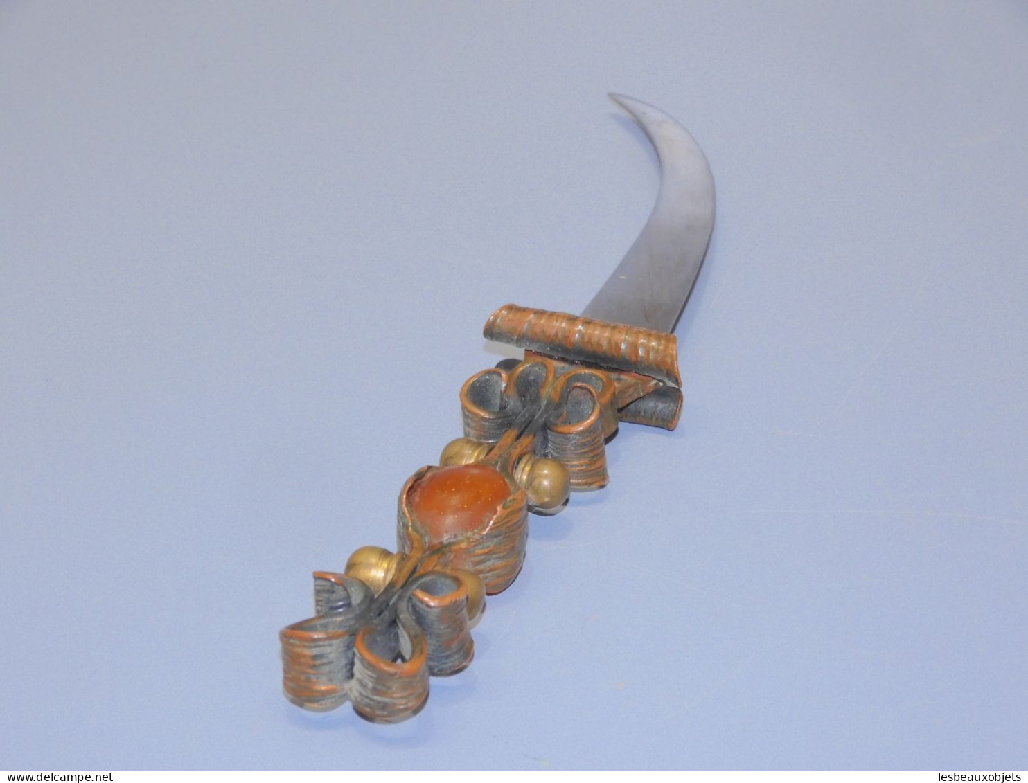 -ANCIEN OUVRE LETTRES BRUTALISTE? MANCHE & LAITON PERLE AMBRE Lame marquée JM    E