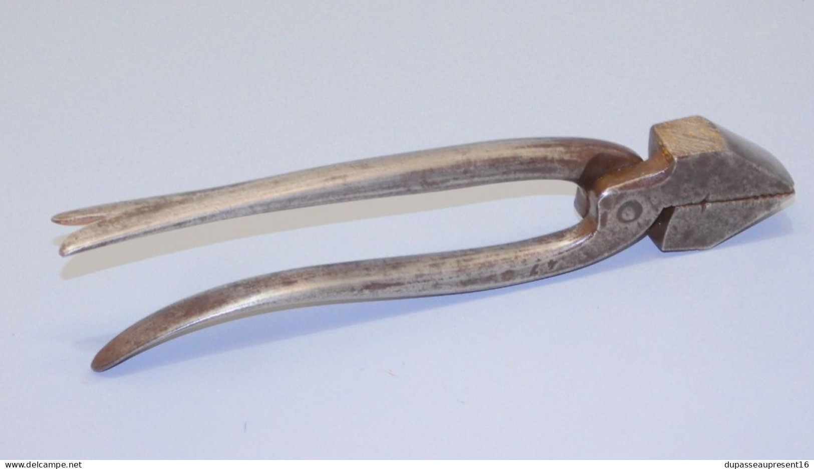 - ANCIENNE PINCE A MONTER CORDONNIER BOURRELIER TAPISSIER LUDWIG WILLEMANN    E