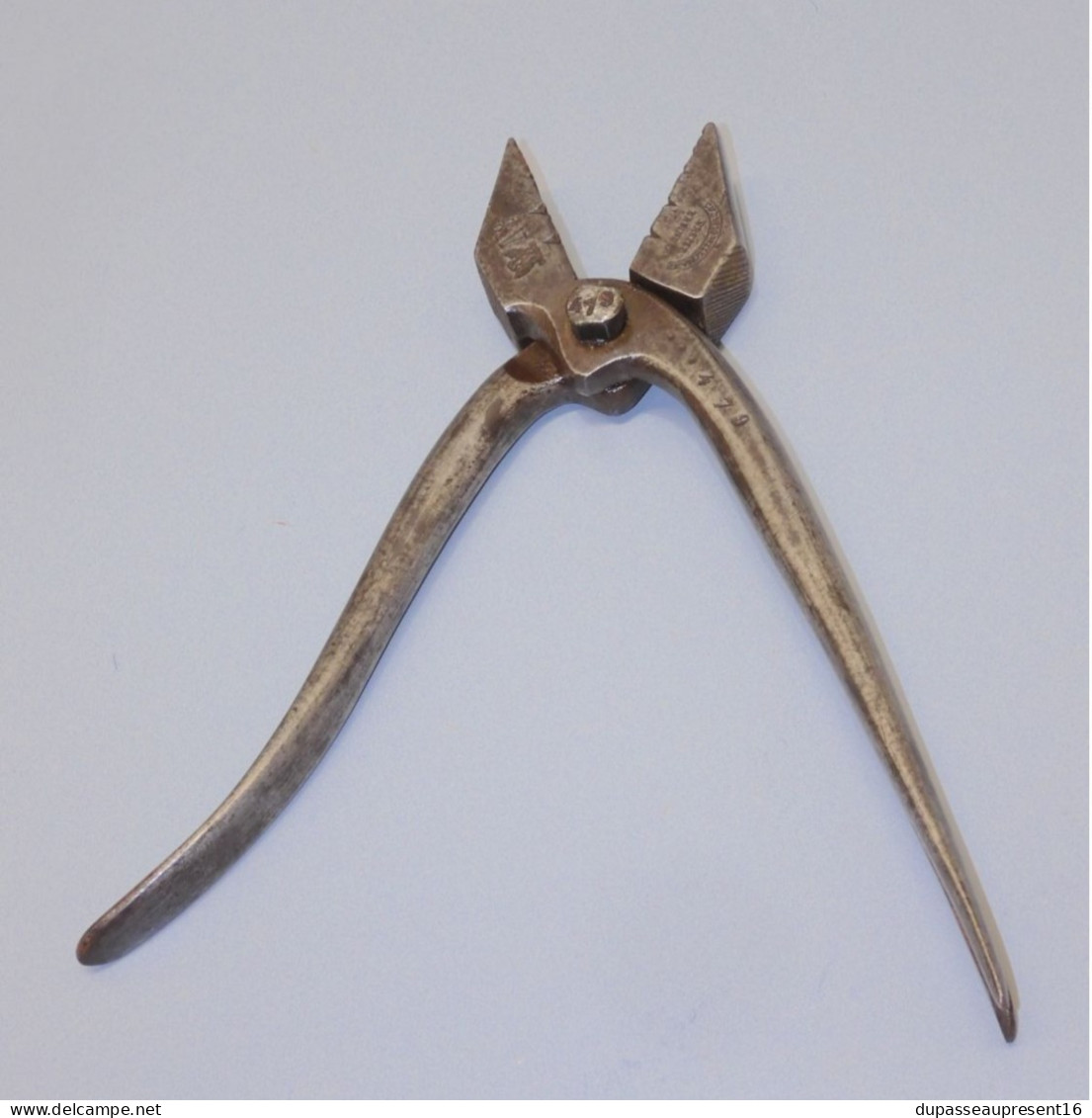 - ANCIENNE PINCE A MONTER CORDONNIER BOURRELIER TAPISSIER LUDWIG WILLEMANN    E