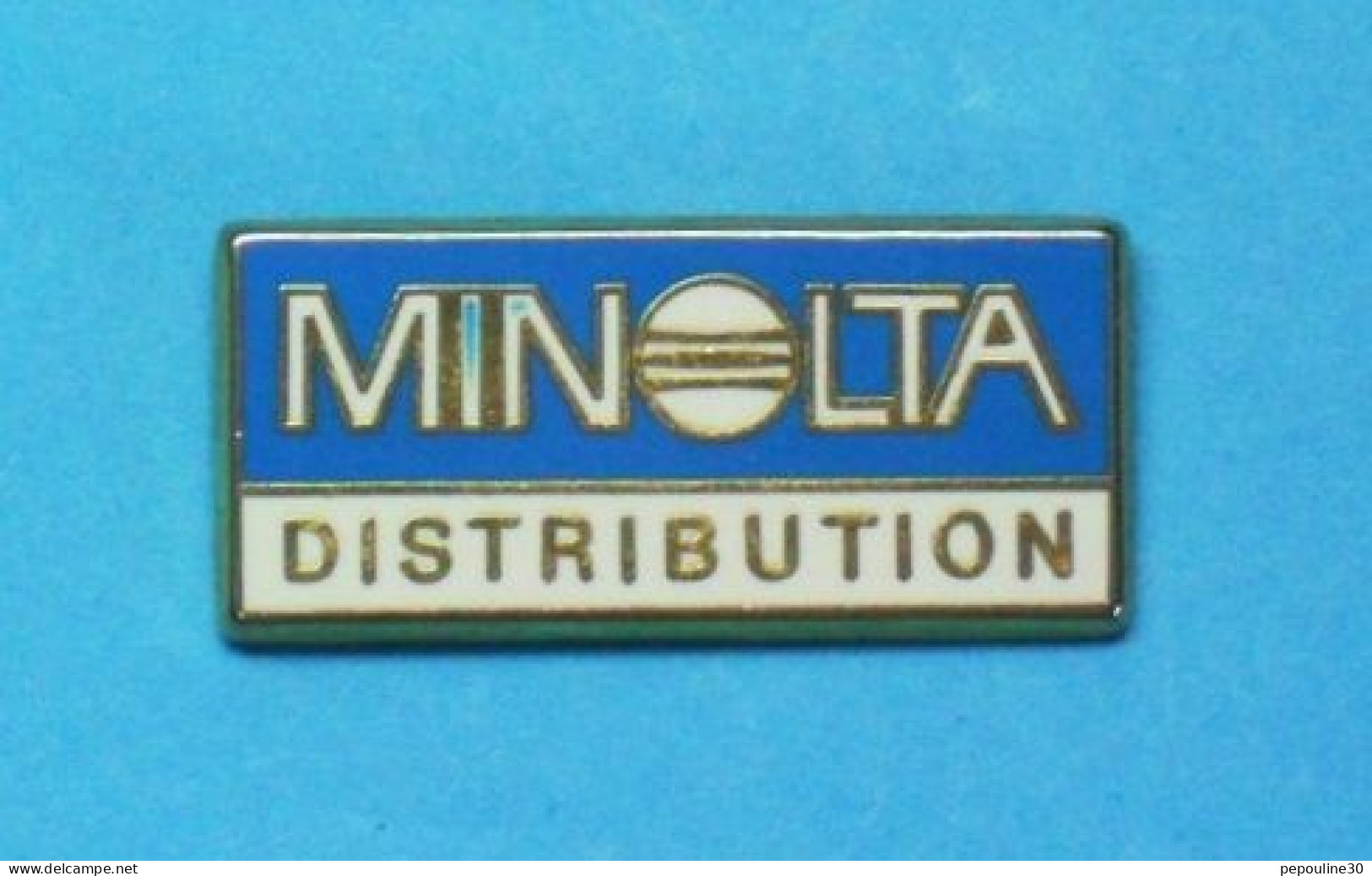 1 PIN'S  //   ** MINOLTA / DISTRIBUTION ** . (Arthus Bertrand Paris) - Informatica