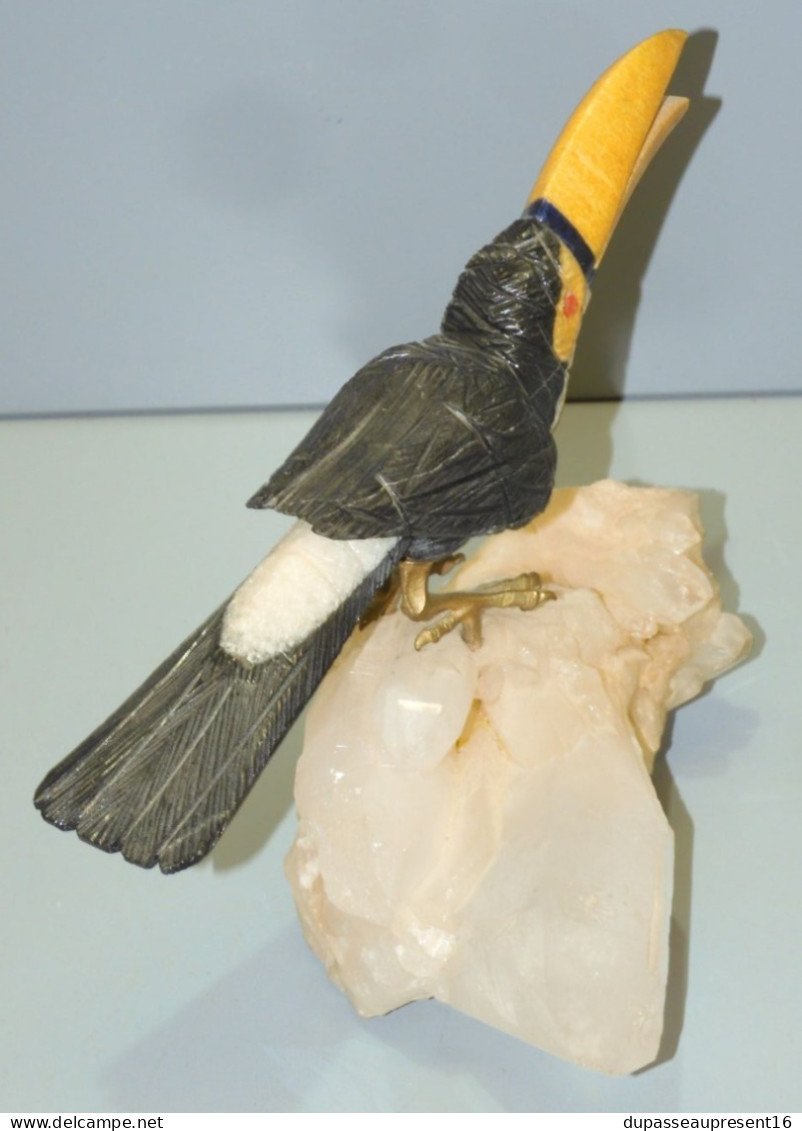 -SUJET TOUCAN en DIFFERENTES PIERRES sur SOCLE CRISTAL de ROCHE, QUARTZ     E