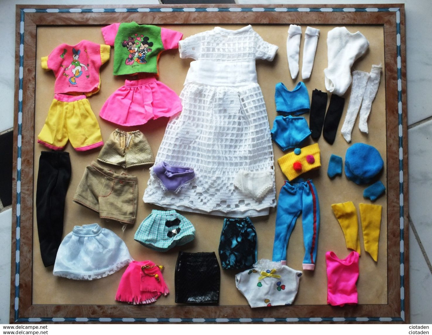 Un Lot De 6 Poupées Barbie Avec Une Garde Robes - - Barbie