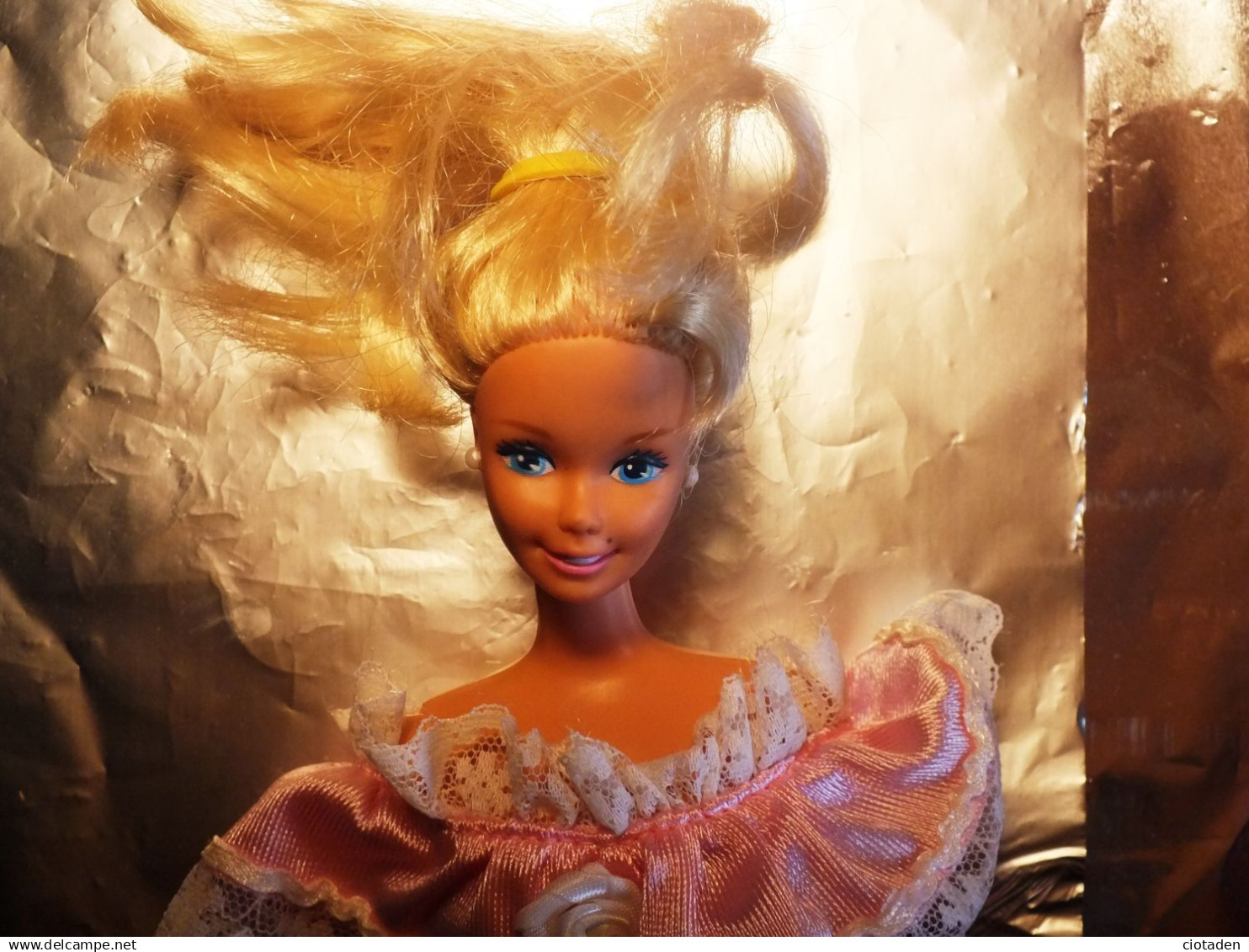 Un lot de 6 poupées Barbie avec une garde robes -
