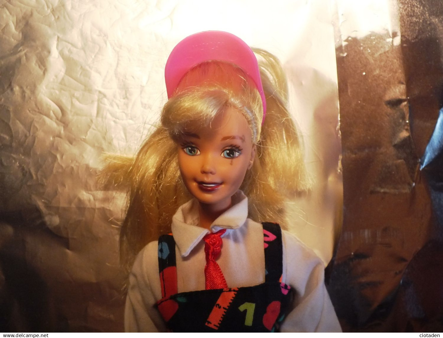 Un lot de 6 poupées Barbie avec une garde robes -