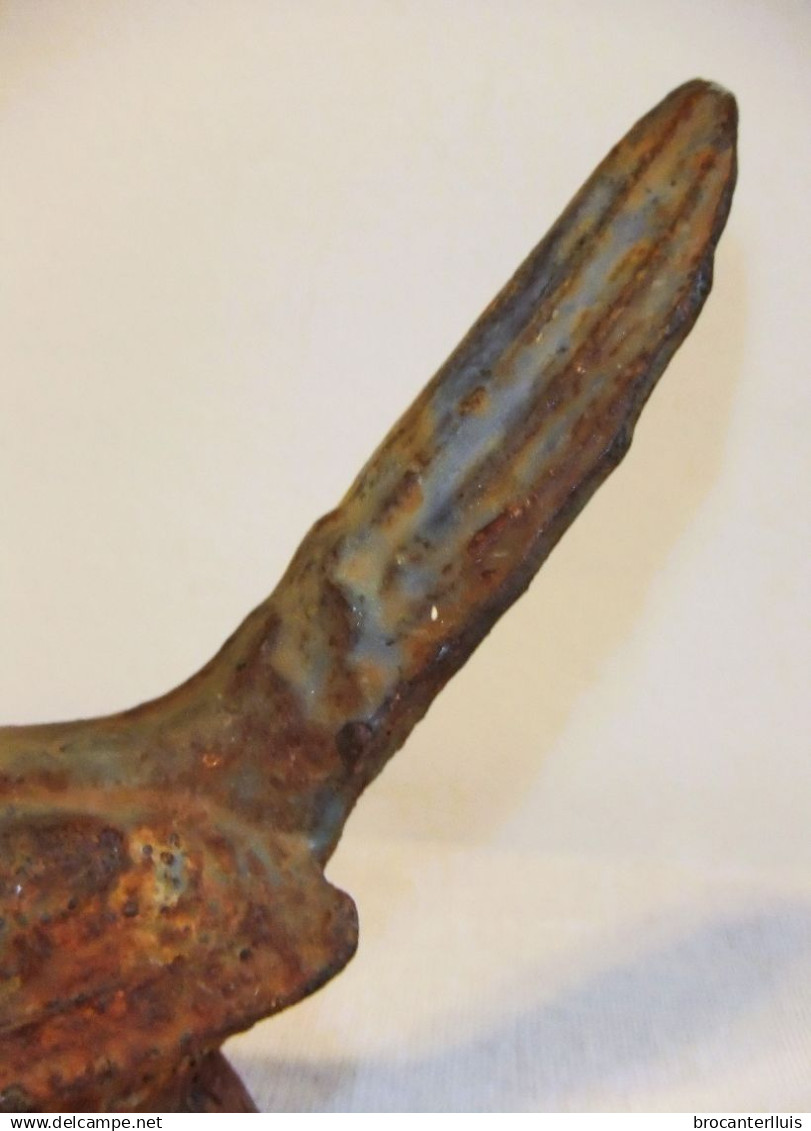 ANTIGUO Y PEQUEÑO PÁJARO DE HIERRO FUNDIDO