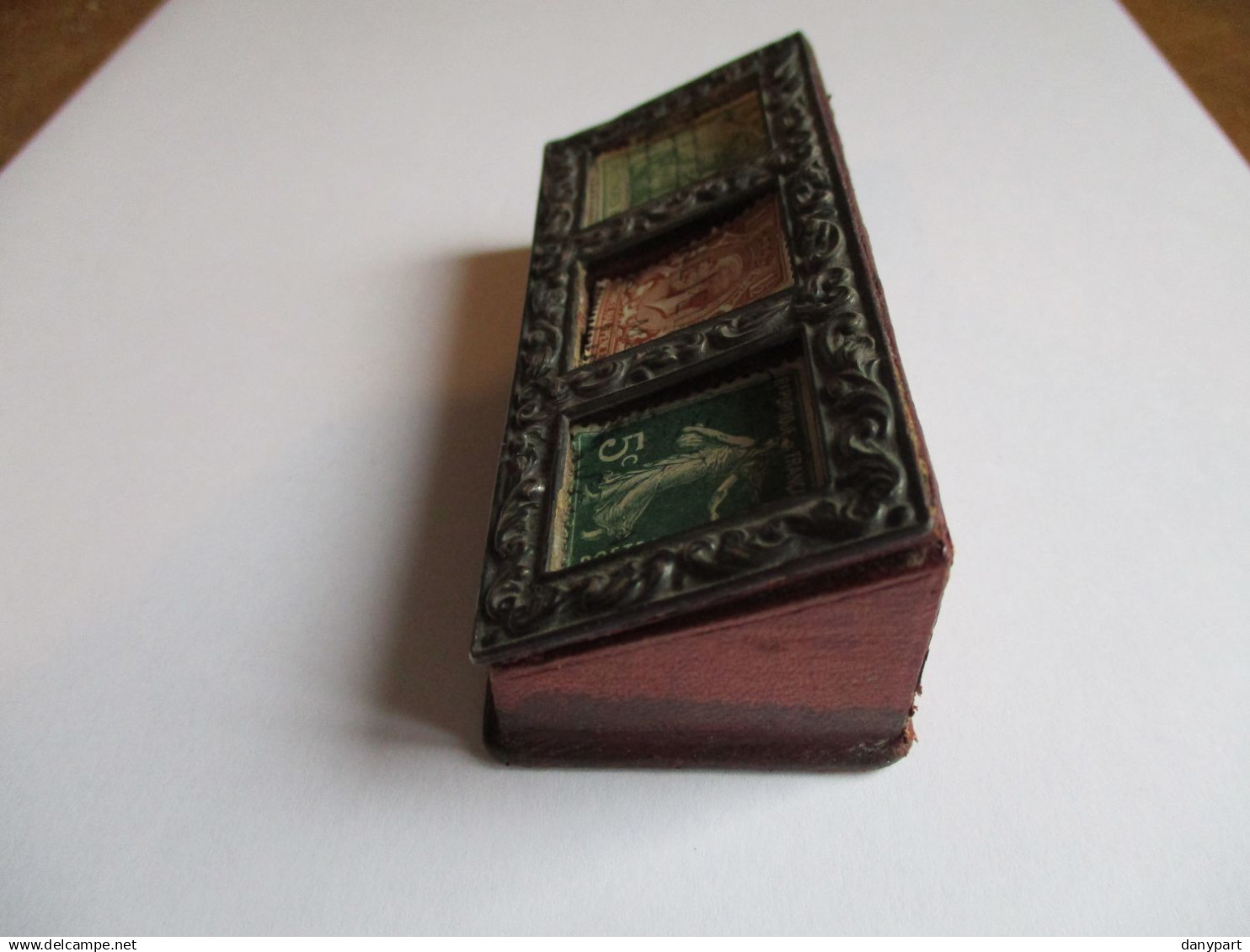 BOITE A TIMBRES ANCIENNE EN PAPIER MACHE ET ETAIN AVEC VRAIS TIMBRES ANCIENS SUR LE COUVERCLE RARE MODELE ! - Contenitore Per Francobolli