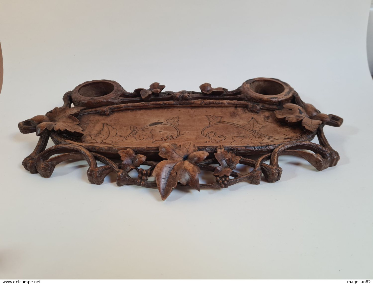 Ancien nécessaire de Bureau. Art Nouveau. Bois sculpté. Forêt Noire . Plumier. Encrier. Black- Forest