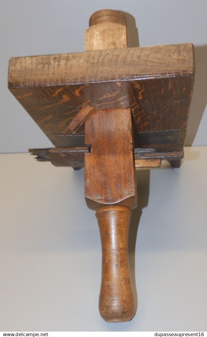 -TRUSQUIN JABLOIR ANCIEN 1 ECUSSON Sculpté au centre OUTIL MENUISIER     E