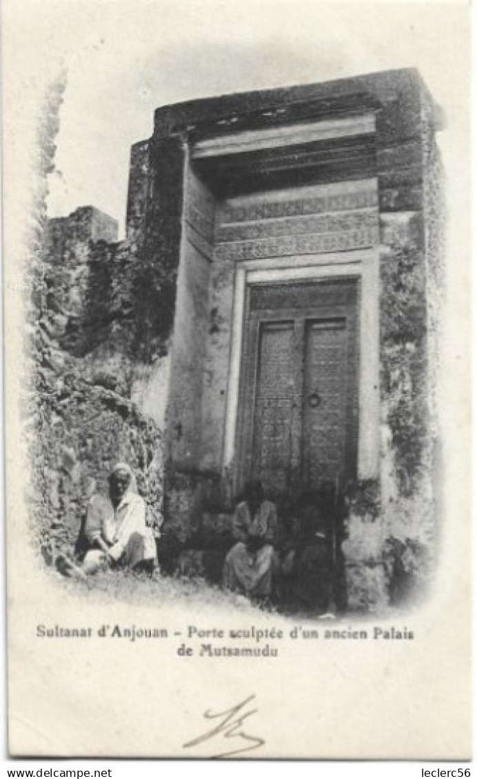LES COMORES SULTANAT D'ANJOUAN PORTE SCULPTEE D'UN ANCIEN PALAIS MUTSAMUDU CPA 2 SCANS - Comores