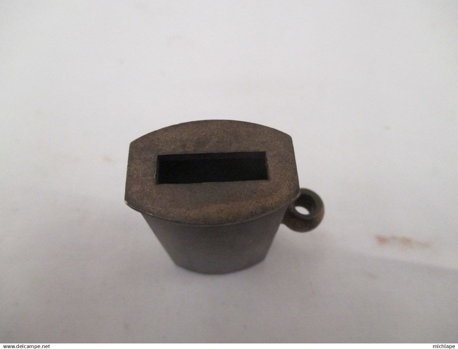 chape  d'épée  très bon état  - entrée pour une lame de 17mm  de large