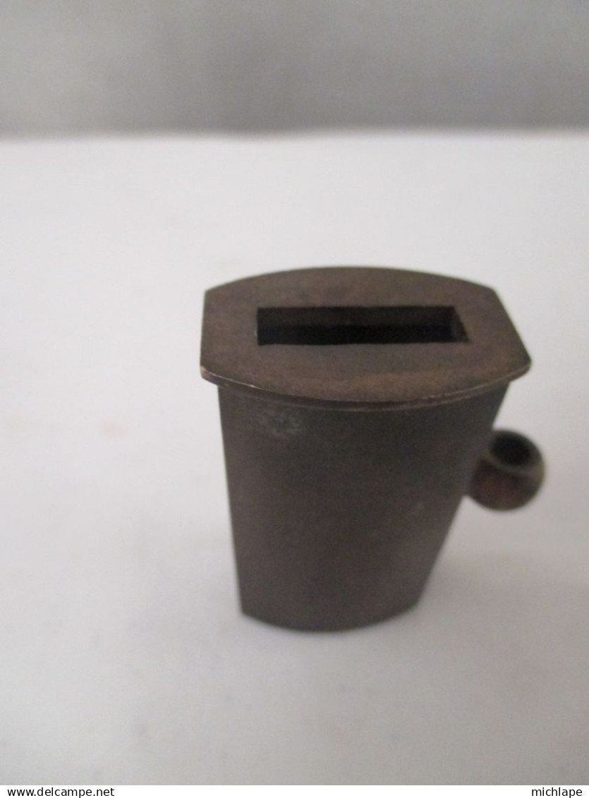 chape  d'épée  très bon état  - entrée pour une lame de 17mm  de large