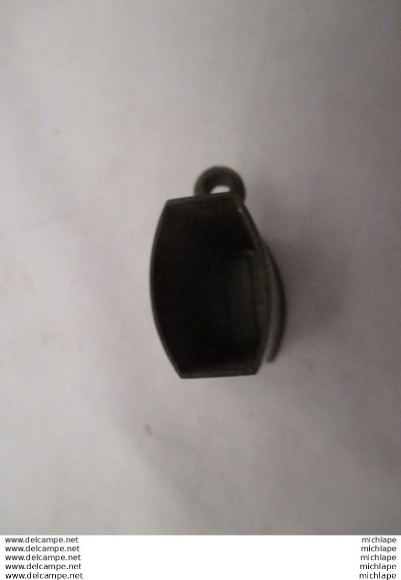 chape  d'épée  très bon état  - entrée pour une lame de 17mm  de large