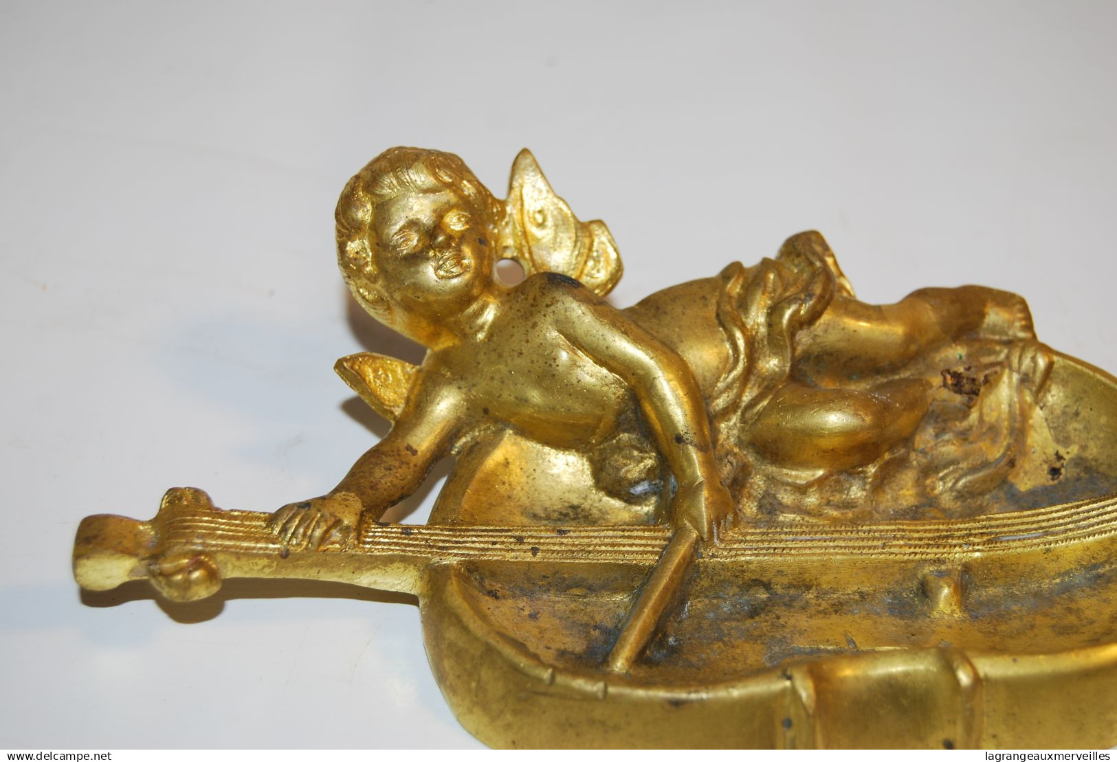 C311 Ancien Cendrier - Angelot -  Buresque - Cendrier Doré - Metal