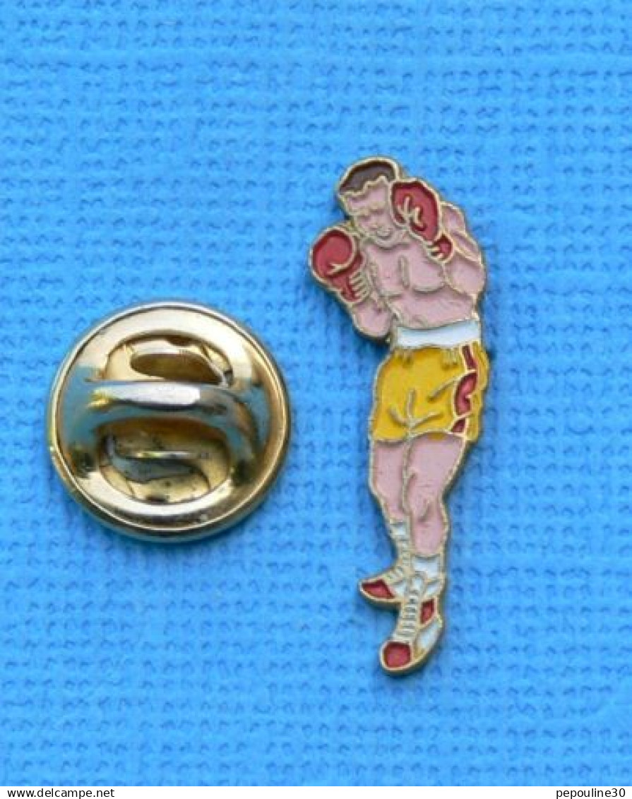 1 PIN'S //  ** BOXEUR / SHORT JAUNE ** - Boxing