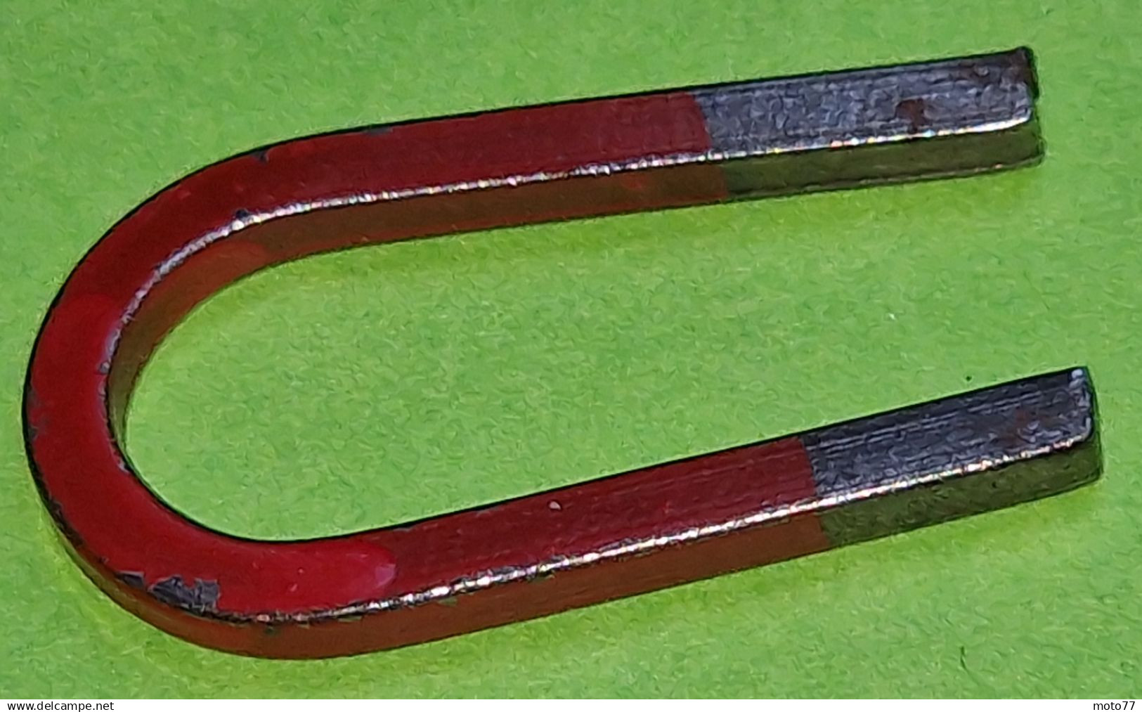 Ancien Petit OBJET Curiosa - Forme D'aimant - Métal - "état D'usage" Et "laissé Dans Son Jus" - 3.2 X 1.8 Cm - Vers 1960 - Altri & Non Classificati
