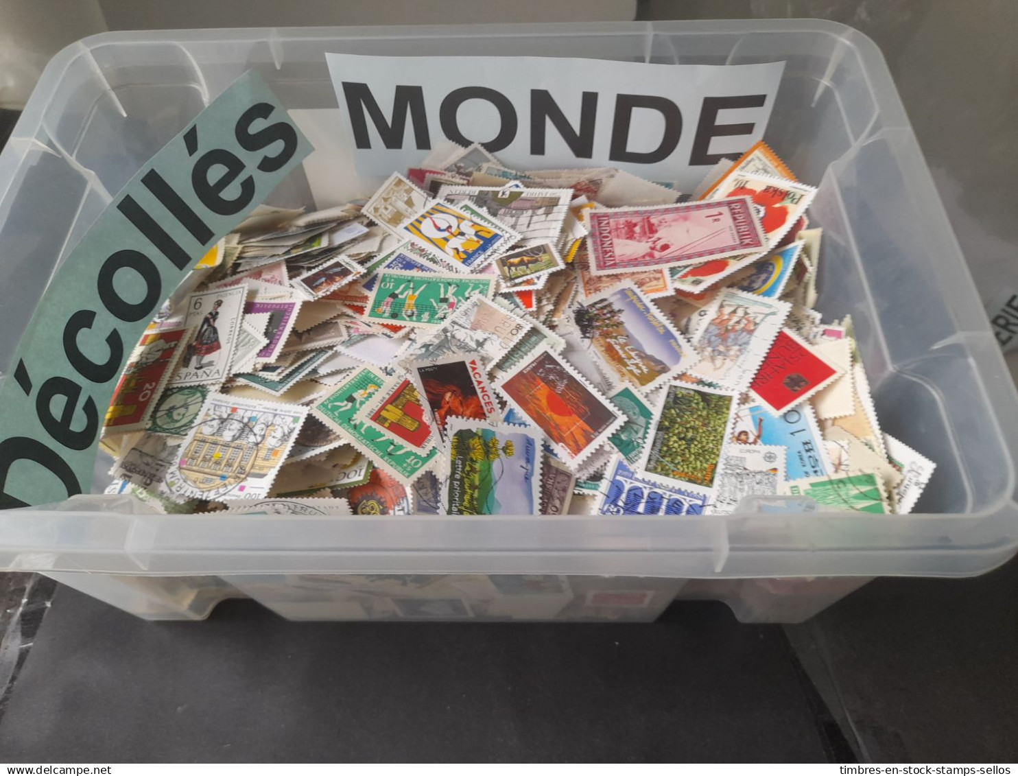 MONDE  , BAC À TIMBRES 225 G , DÉCOLLÉS, ANCIENS + MODERNES, TOUS FORMATS MINIMUM 3000 TIMBRES - Vrac (min 1000 Timbres)