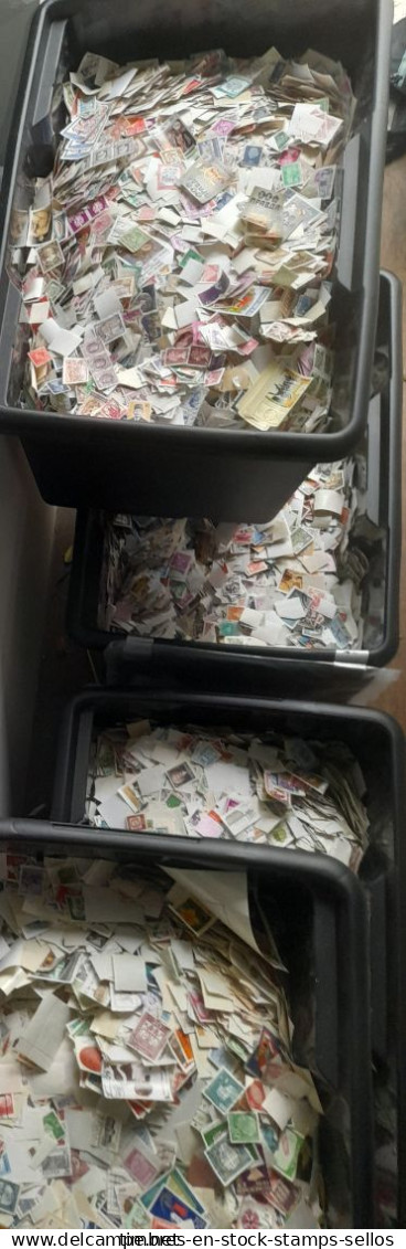 MONDE  , TIMBRES EN VRAC 9000 g , DÉCOLLÉS, ANCIENS + MODERNES, TOUS FORMATS MINIMUM 120 000 TIMBRES