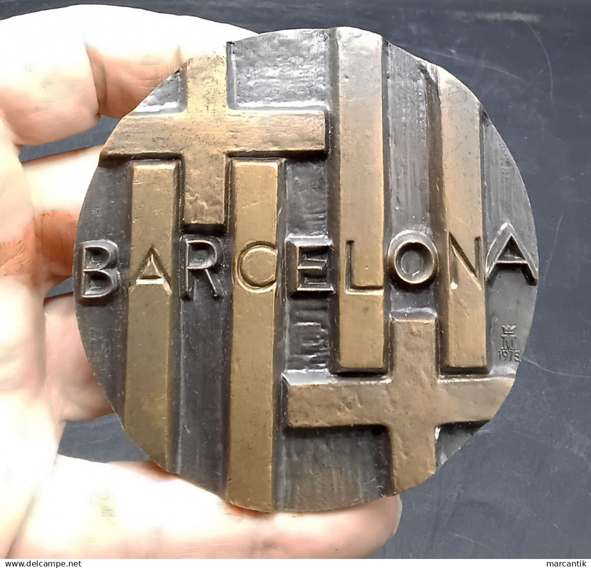 MEDALLA DE BARCELONA DE SUBIRACHS - BRONCE - EN PEANA DE MARMOL - Andere & Zonder Classificatie