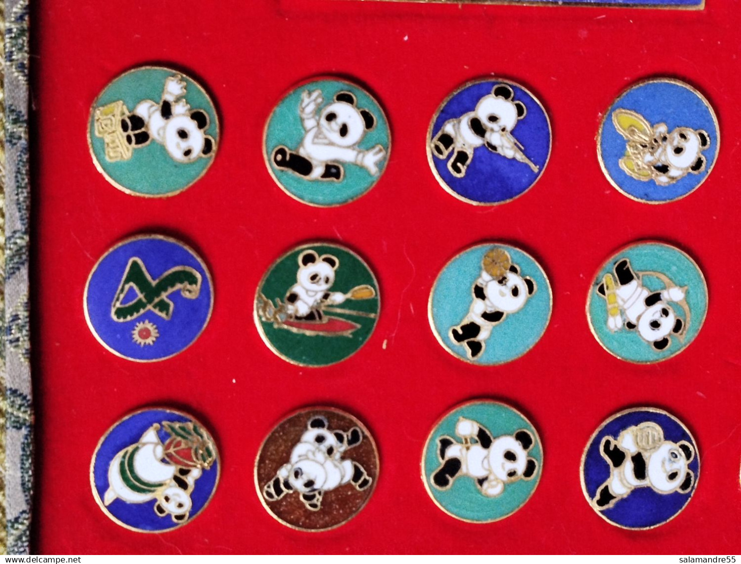 Plaque Et Pin's Mascotte Panda Or 24 K Carats Asian Games XI Coffret Luxe - Altri & Non Classificati