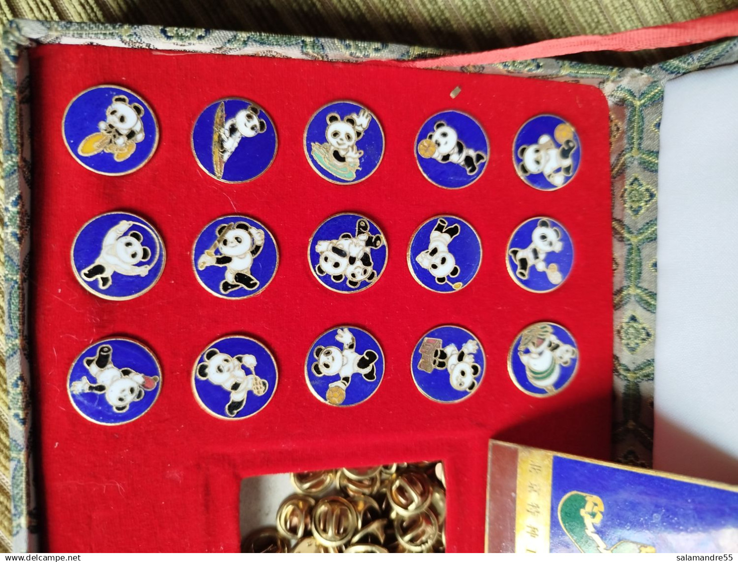 Plaque Et Pin's Mascotte Panda Or 24 K Carats Asian Games XI Coffret Luxe - Altri & Non Classificati