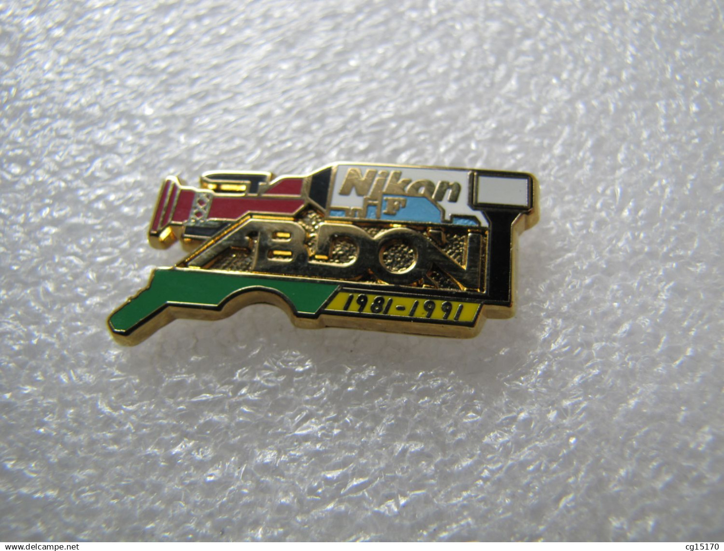 PIN'S   NIKON F  ABDON  1981 1991      ARTHUS BERTRAND - Arthus Bertrand