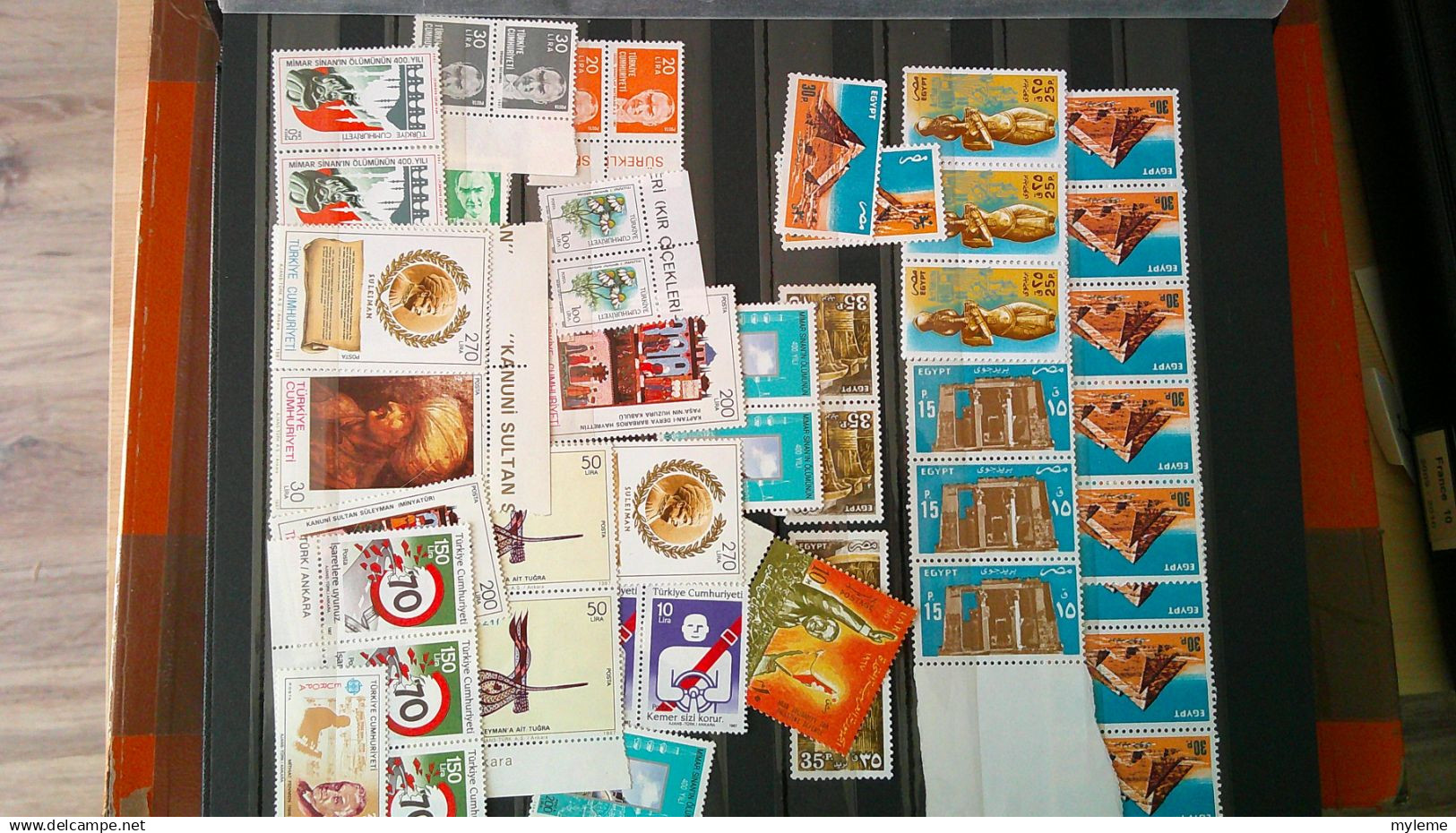 BS228 Bel ensemble de timbres de divers pays + France N° 256 + 269 ** signés cote 510 euros . A saisir !!!