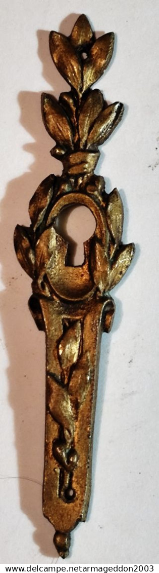 LOT 2 FRONTONS DE SERRURE TOUT CISELE FEUILLES BRONZE BE PROPRE 11.5 ET 7.9 Cm - Bronces