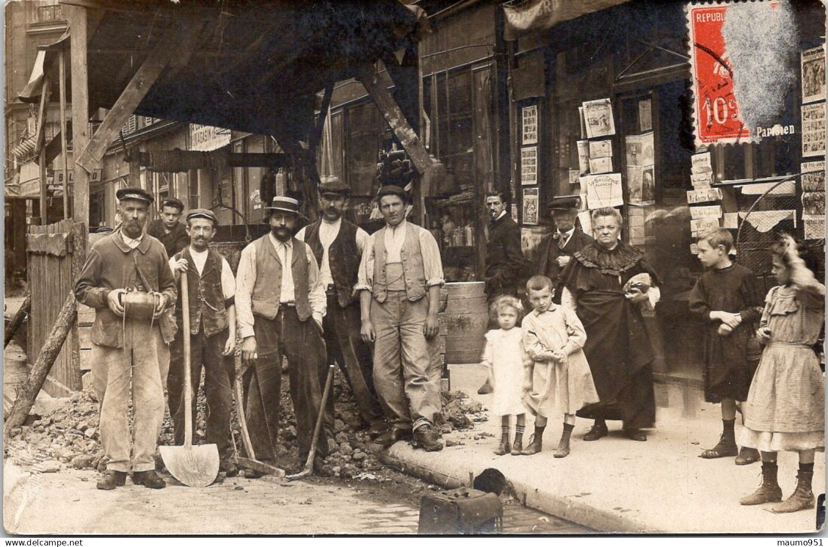N° ID 104 CARTE PHOTO - SUR LE CHANTIER PRÉSENTATION DE LA FAMILLE ET OUVRIERS Devant Une Librairie (-  50% Sur Facture) - A Identifier