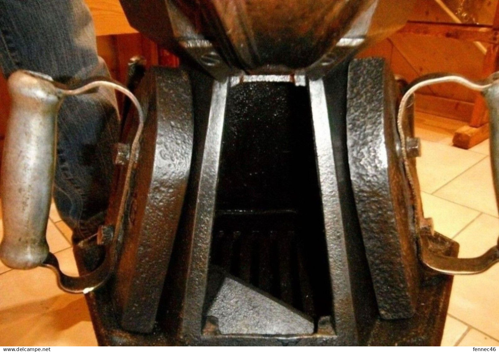 * Ancien Fourneau "Chauffe Fer à Repasser" Avec 6 Fers Différents - Ancient Tools